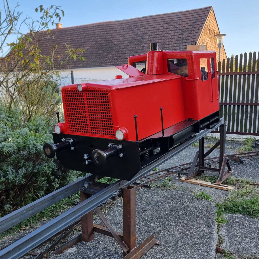 Gartenbahnlok 2060 im Maßstab 1:5 (Spurweite 7 1/4 Zoll bzw. 184 mm) auf Verladerampe in Mörbisch/See