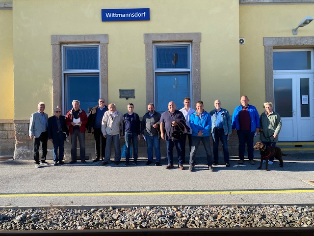Gründungsfoto vom Verein 1877er - Freunde der Südwest- und Verbindungsbahnen vor dem Bahnhof Wittmannsdorf