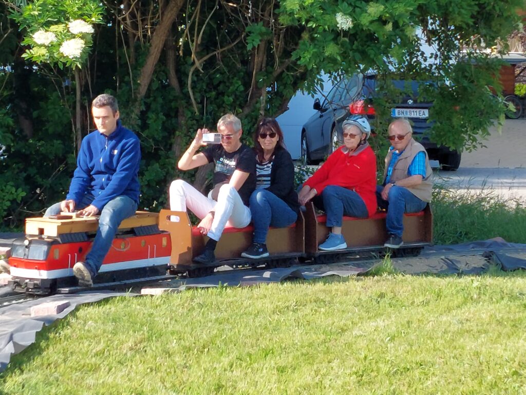 Transport von Erwachsenen auf der Gartenbahn Wittmannsdorf (Leobersdorf, Niederösterreich)