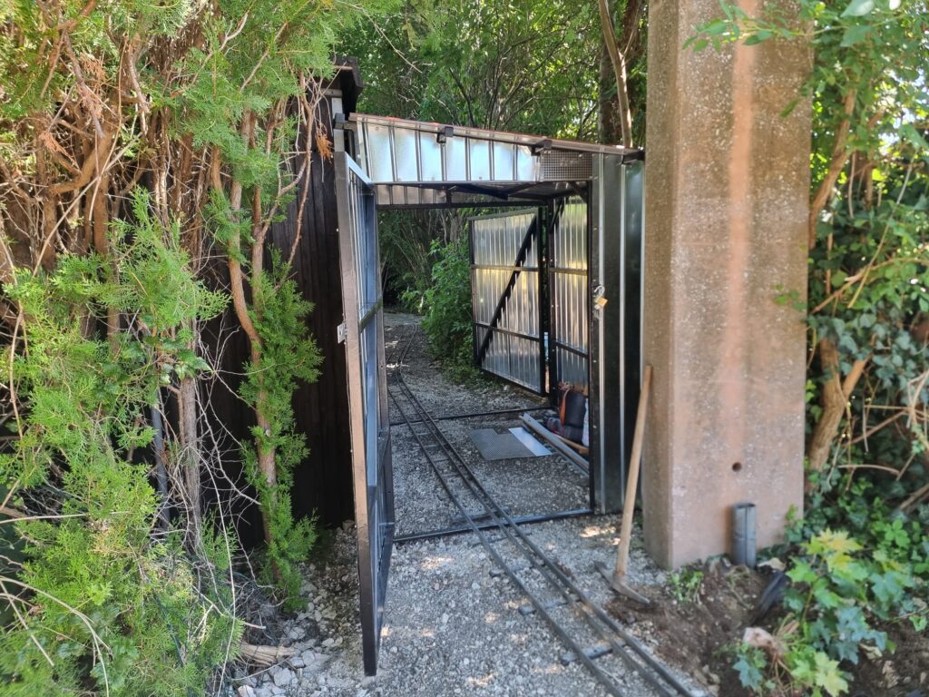 Lokschuppen für Gartenbahnfahrzeuge