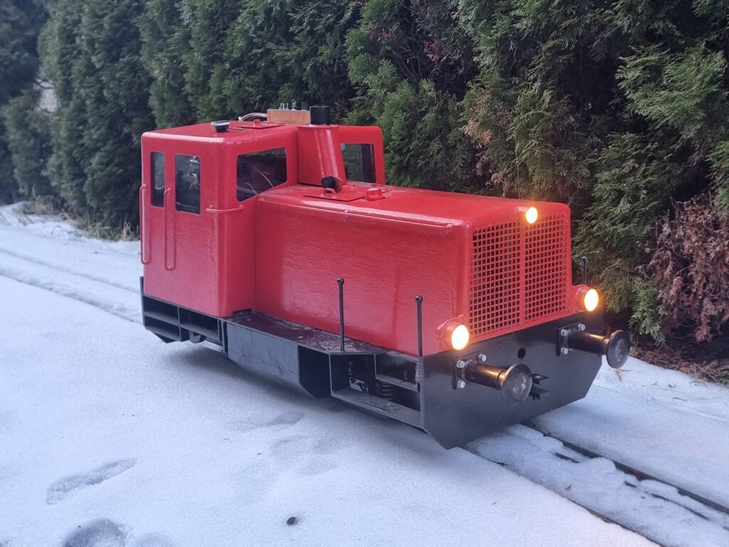 Diesellok 2060 im Maßstab 1:5 (Spurweite 7 1/4 Zoll bzw. 184 mm) im Schnee