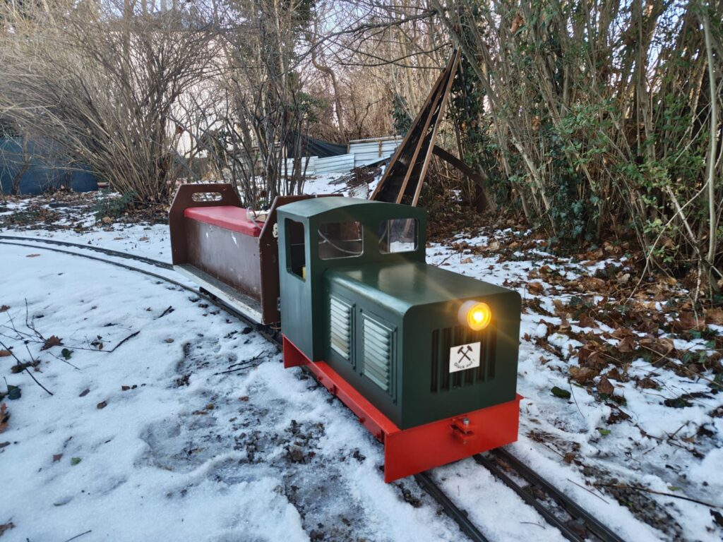 Feldbahnlok im Maßstab 1:5 (Spurweite 5 Zoll bzw. 127 mm) mit Bedienwagen