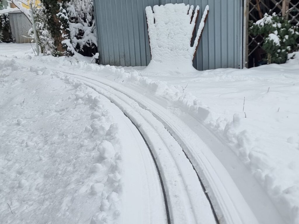 Bogen ("Kurve") vor Brücke_Gartenbahn Wittmannsdorf im Winter (Leobersdorf, Februar 2026)
